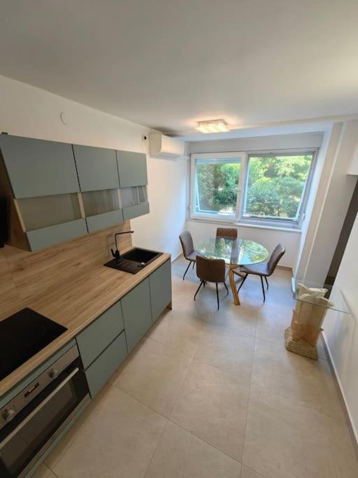 Apartment New 1 Bedroom Near Center And *