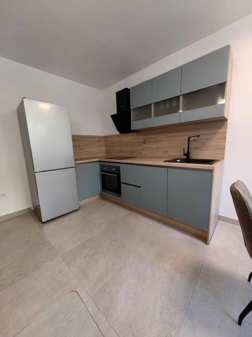 New 1 Bedroom Near Center And Apartment